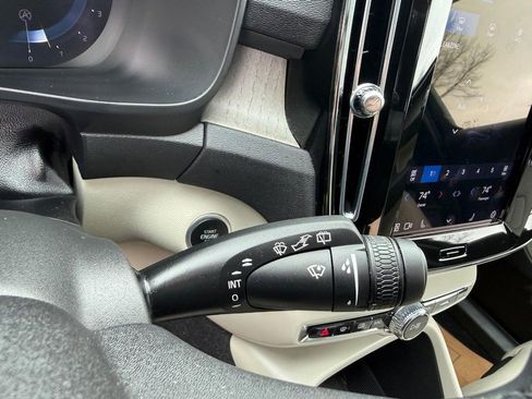 Used 2023 Volvo XC40 B5 Plus image 25