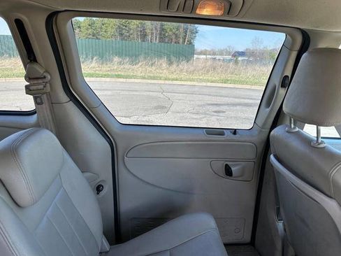 Used 2005 Chrysler Town & Country Touring w/ Leather Interior Group FWD image 30