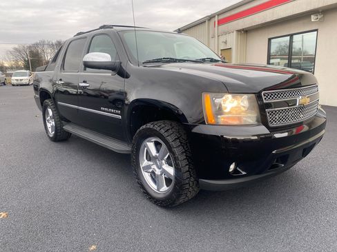 Used 2011 Chevrolet Avalanche LTZ image 3