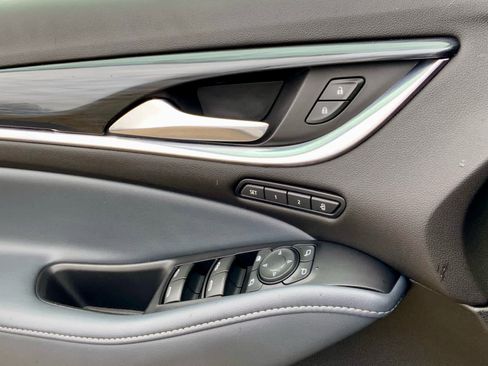 Used 2022 Buick Enclave Premium AWD/4WD image 46
