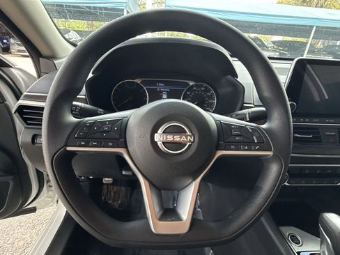 Used 2025 Nissan Altima 2.5 SV FWD image 15