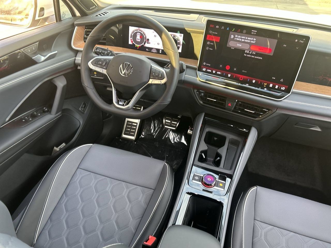 New 2026 Volkswagen Tiguan SEL R-Line AWD/4WD image 10