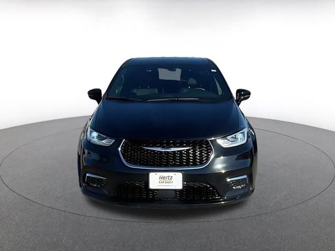 Used 2025 Chrysler Pacifica Select image 4