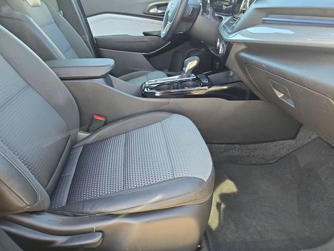 Used 2025 Chevrolet Trax LT w/ LT Convenience Package FWD image 10