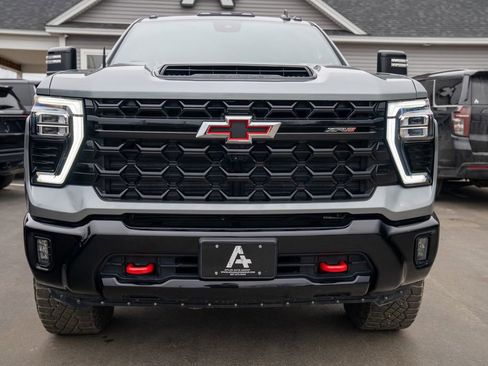 Used 2024 Chevrolet Silverado 2500 ZR2 w/ Technology Package image 9