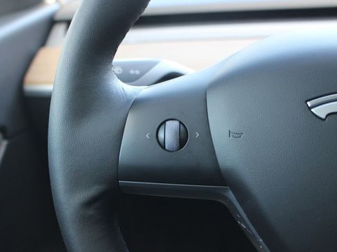 Used 2021 Tesla Model Y Long Range image 17