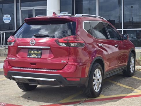 Used 2017 Nissan Rogue SV image 3