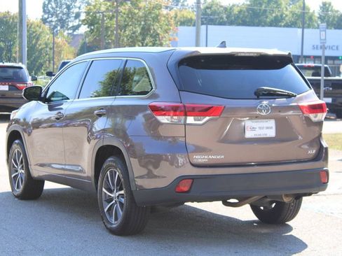Used 2017 Toyota Highlander XLE FWD image 6