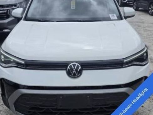 Used 2025 Volkswagen Taos SE FWD image 11
