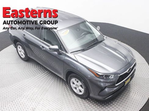 Used 2024 Toyota Highlander LE FWD image 3