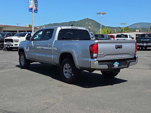 Used 2018 Toyota Tacoma SR5 AWD/4WD image 12