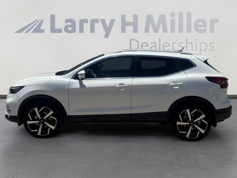 Used 2022 Nissan Rogue Sport SL w/ Premium Package FWD image 2