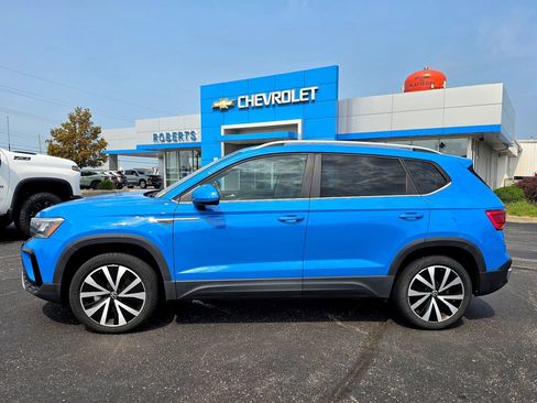 Used 2023 Volkswagen Taos SE FWD image 3