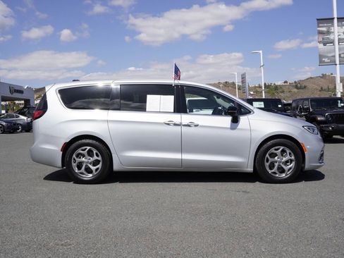 Used 2024 Chrysler Pacifica Limited FWD image 3