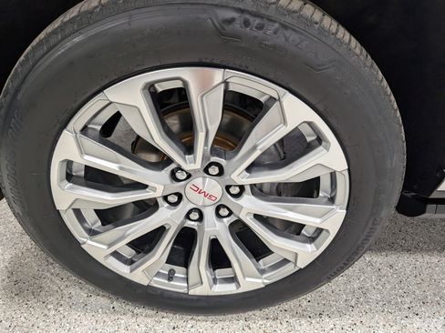 Used 2024 GMC Yukon XL Denali image 11