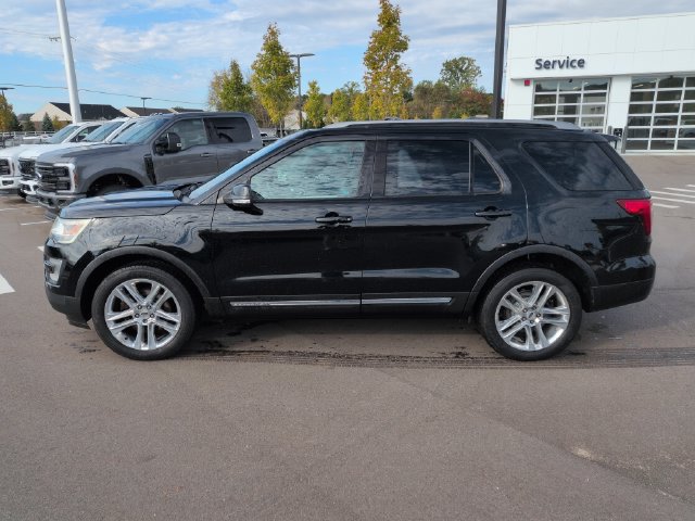 Used 2017 Ford Explorer XLT w/ Equipment Group 202A AWD/4WD image 2