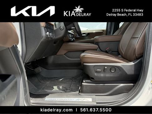 Used 2025 Chevrolet Tahoe High Country RWD image 16