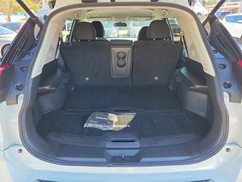 Used 2018 Nissan Rogue SV w/ Premium Package image 13