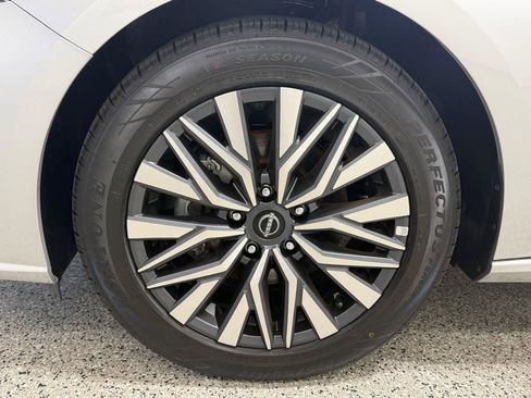 Used 2025 Nissan Altima 2.5 SV FWD image 9