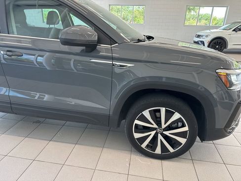 Used 2023 Volkswagen Taos SE w/ Panoramic Sunroof Package FWD image 7