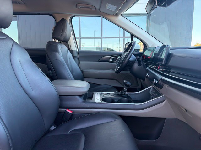 Used 2025 Kia Carnival FWD image 11