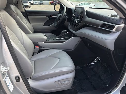 Used 2022 Toyota Highlander XLE AWD/4WD image 12