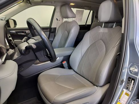 Used 2021 Toyota Highlander Platinum FWD image 9