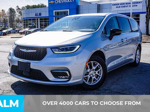 Used 2024 Chrysler Pacifica Touring-L image 3