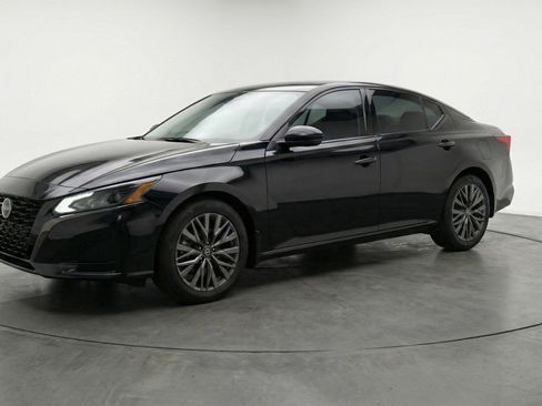 Used 2025 Nissan Altima 2.5 SV image 3