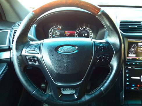 Used 2016 Ford Explorer Platinum image 27