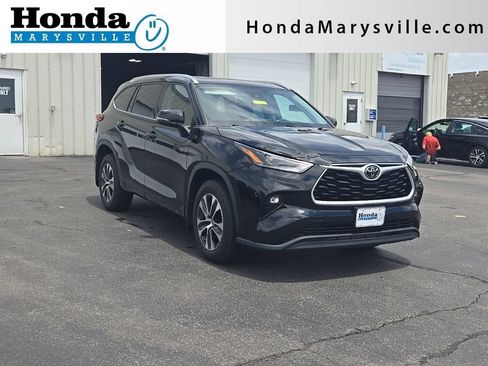 Used 2021 Toyota Highlander XLE AWD/4WD image 1