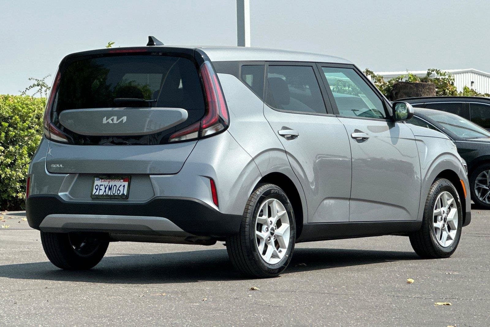 Used 2023 Kia Soul LX w/ LX Technology Package FWD image 3