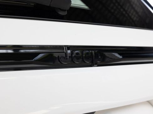 Used 2023 Jeep Grand Cherokee Altitude AWD/4WD image 17