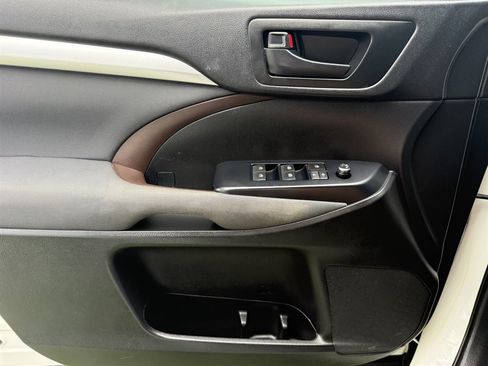 Used 2019 Toyota Highlander LE FWD image 29