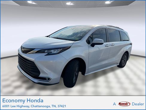Used 2023 Toyota Sienna XLE FWD image 1