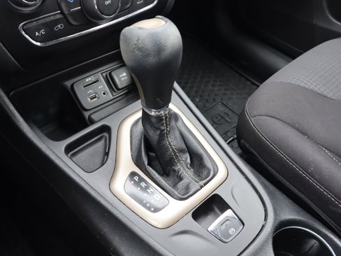 Used 2015 Jeep Cherokee Latitude w/ Cold Weather Group image 28