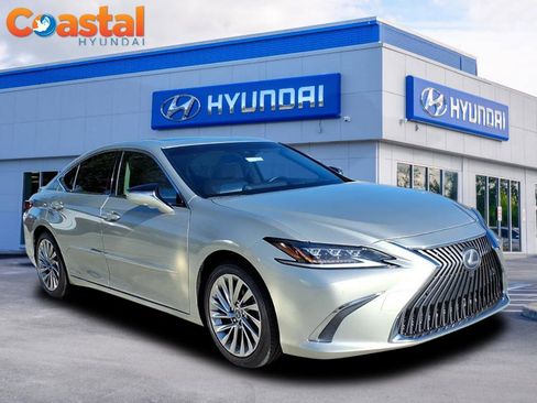 Used 2019 Lexus ES 300h w/ Luxury Package image 1