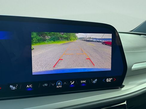 Used 2025 Chevrolet Traverse LT AWD/4WD image 10