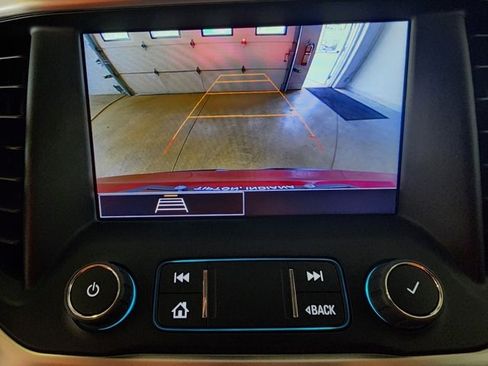 Used 2023 GMC Acadia SLE image 25