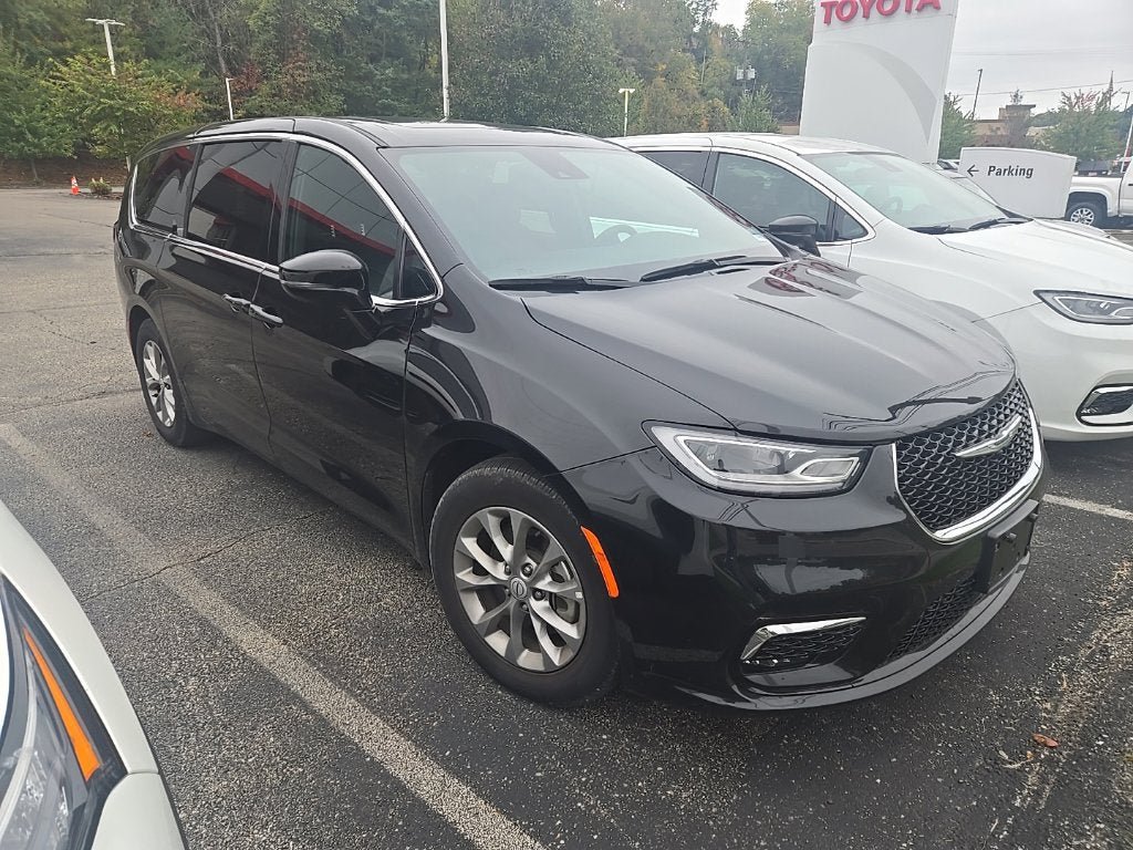 Used 2026 Chrysler Pacifica Limited FWD image 2