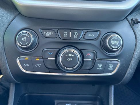 Used 2015 Jeep Cherokee Trailhawk w/ Cold Weather Group AWD/4WD image 12