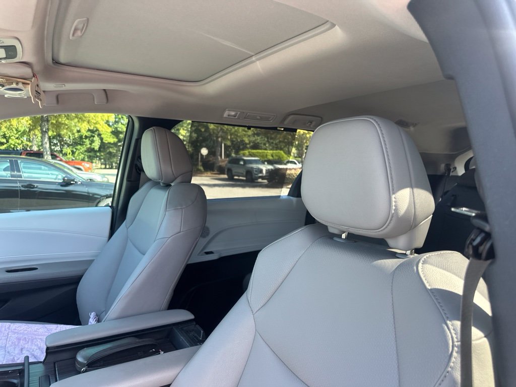 Used 2025 Toyota Sienna XLE FWD image 3