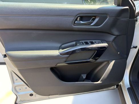 Used 2025 Nissan Pathfinder SV AWD/4WD image 13