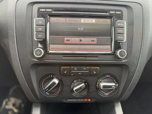 Used 2011 Volkswagen Jetta SE FWD image 9