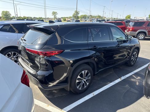 Used 2020 Toyota Highlander XLE AWD/4WD image 3
