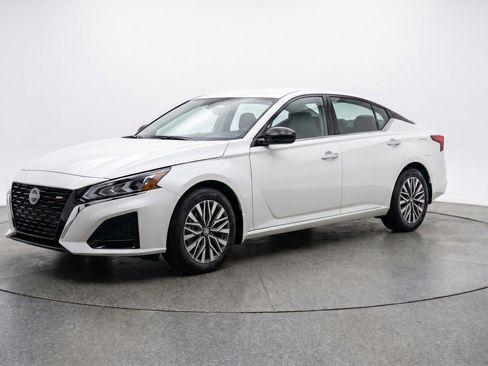 Used 2025 Nissan Altima 2.5 SV FWD image 3