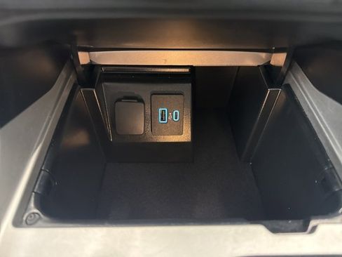 Used 2023 Ford Explorer Limited w/ Limited Technology Package image 29