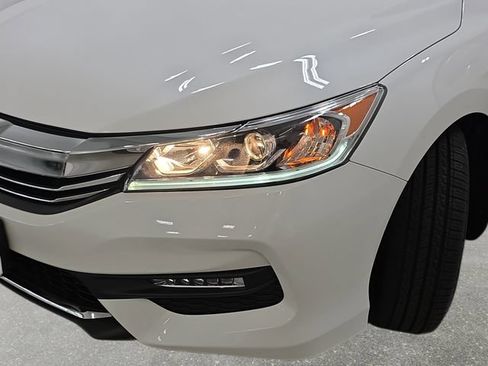 Used 2017 Honda Accord EX-L image 31