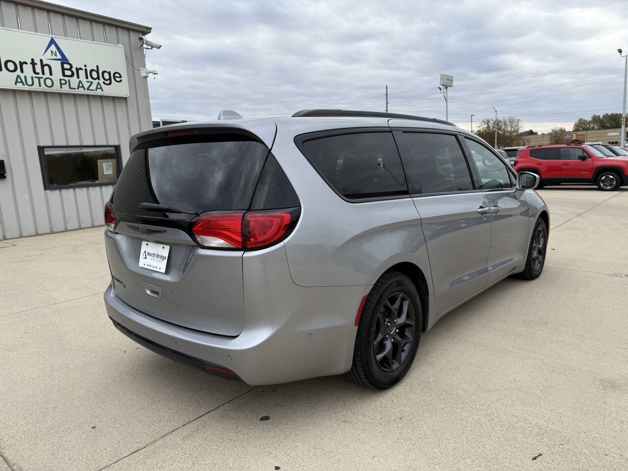 Used 2018 Chrysler Pacifica Touring-L Plus w/ Advanced Safetytec Group FWD image 4