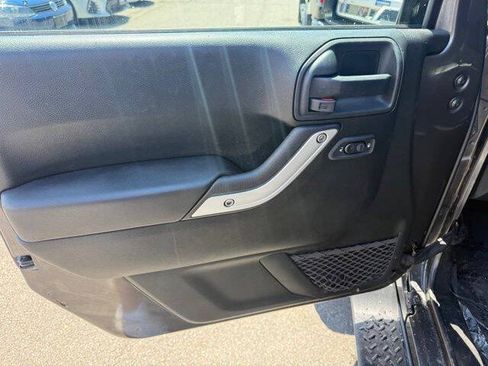 Used 2018 Jeep Wrangler Unlimited Sahara w/ Connectivity Group AWD/4WD image 13